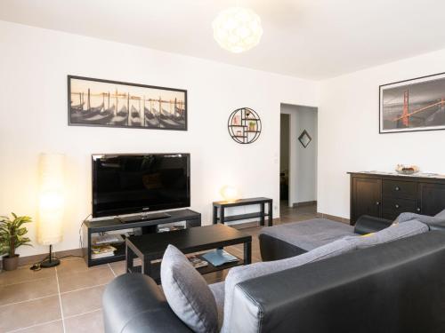 un salon avec des canapés et une télévision à écran plat dans l'établissement Holiday Home Carraou by Interhome, à Vielle-Saint-Girons