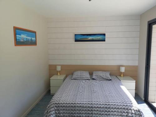 une chambre avec un lit avec deux oreillers dans l'établissement Magnifique villa avec piscine - La Gracieuse, à Hourtin