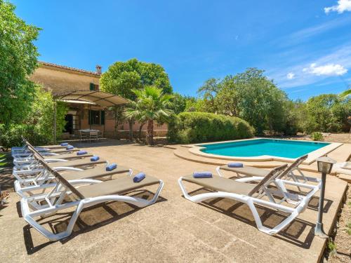 szereg leżaków przy basenie w obiekcie Holiday Home Cas Frare ESB100 by Interhome w mieście Establiments