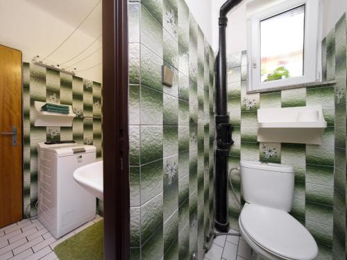 a bathroom with a toilet and a sink at Holiday Home Neurazy by Interhome in Neurazy