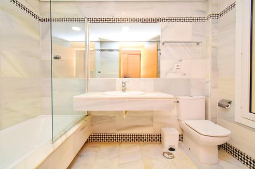 Bilik mandi di Expoholidays - MAGNIFICO APARTAMENTO CON VISTAS AL PUERTO