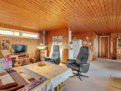 TV a/nebo společenská místnost v ubytování Holiday Home Steni - 250m from the sea by Interhome