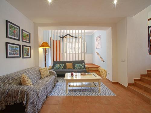 un soggiorno con un divano e un tavolo di Holiday Home Sebastião by Interhome a Paderne