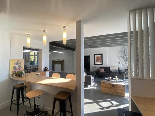 - une cuisine et un salon avec un comptoir et une table dans l'établissement La Ferme de la Haute Drève, à Acquin-Westbecourt