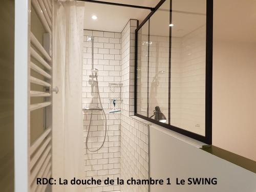 La salle de bains est pourvue d'une cabine de douche en verre. dans l'établissement La Ferme de la Haute Drève, à Acquin-Westbecourt