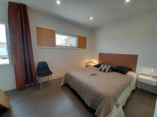 une chambre avec un grand lit et une fenêtre dans l'établissement La Ferme de la Haute Drève, à Acquin-Westbecourt
