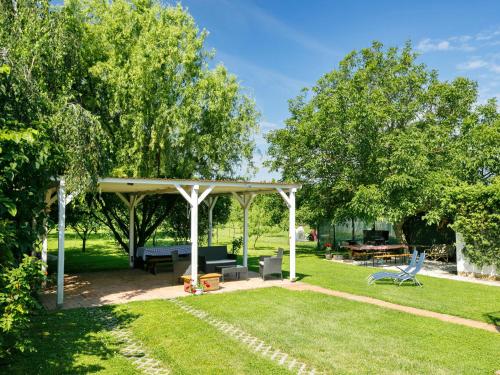 Κήπος έξω από το Apartment Meretei Porta by Interhome