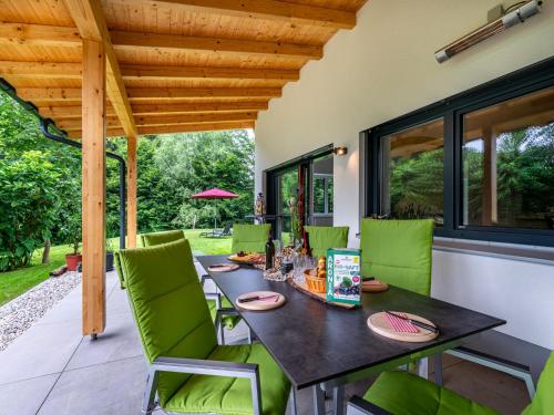 Posezení v ubytování Holiday Home Sonnenteich-Haus by Interhome