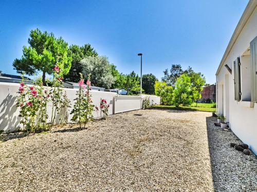 Κήπος έξω από το Holiday Home Le Mimosa by Interhome