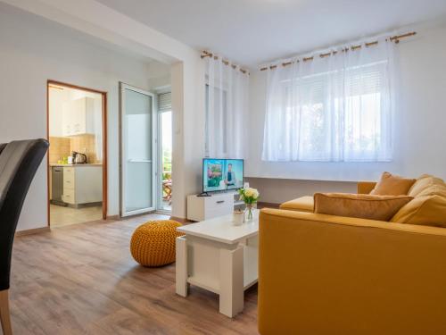 TV a/nebo společenská místnost v ubytování Apartment Alenka by Interhome