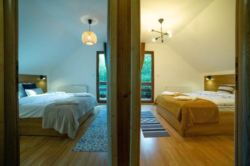 Ένα ή περισσότερα κρεβάτια σε δωμάτιο στο Evyssa Lodge- Cabana in muntii Calimani, Mures