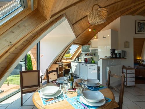 une cuisine et une salle à manger avec une table et des chaises dans l'établissement Chalet Dôme du Ponant by Interhome, à Plouguerneau