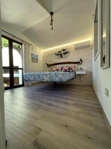 ein Zimmer mit einem Sofa in der Ecke eines Zimmers in der Unterkunft Oasi del Relax - Seaside Peaceful Panoramic Terrace in ITALY - new Sardinia apartment 50 mt beach&sea full comfort air conditioning-WiFi-Parking-Privacy in Torre Dei Corsari
