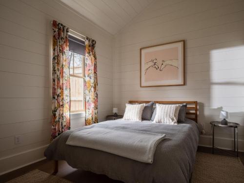 Postel nebo postele na pokoji v ubytování Queen City Bungalow & Cottages