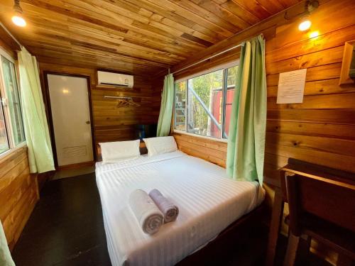 Ένα ή περισσότερα κρεβάτια σε δωμάτιο στο The Camper Lodge Khao Sok
