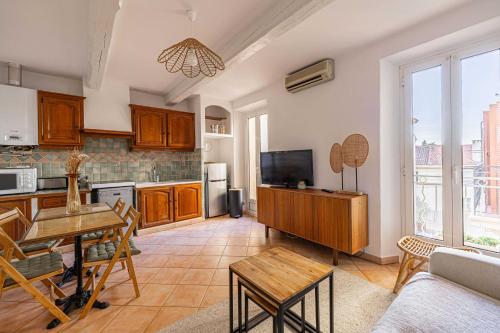 Il dispose d'une cuisine et d'un salon avec une table et une télévision. dans l'établissement Charming apartment heart of Le Suquet, à Cannes