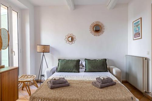 une chambre avec un lit avec des serviettes dessus dans l'établissement Charming apartment heart of Le Suquet, à Cannes
