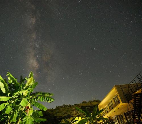 a starry night with the milky way in the sky at 山海高台民宿 M&S nature view house in Chenggong