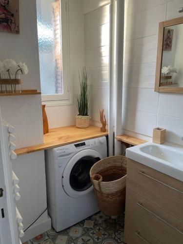 - une buanderie avec un lave-linge et un évier dans l'établissement Saint Aygulf près de la plage, à Fréjus