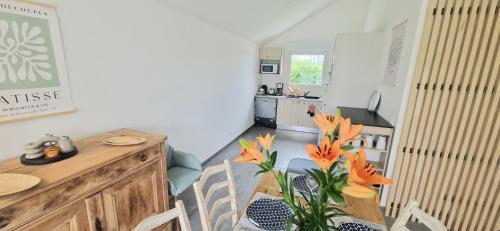 une salle à manger avec une table et une cuisine dans l'établissement Maison Moderne proche du centre de Baden, à Baden