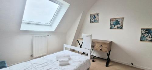 une chambre avec un lit, un bureau et une fenêtre dans l'établissement Maison Moderne proche du centre de Baden, à Baden