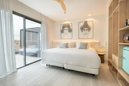 a bedroom with a white bed and a balcony at Hotel Cetina Cabo de Palos Puerto in Cabo de Palos