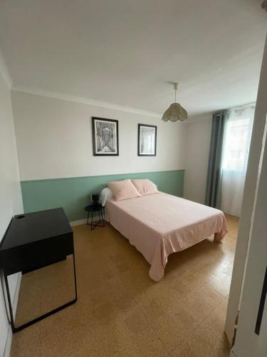 une chambre avec un lit et une table dedans dans l'établissement Appartement de Florent, à Arles