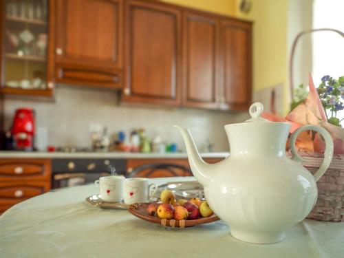 a kitchen counter with a tea pot and a plate of fruit at B&B Aesis La Dolce Collina in Iesi