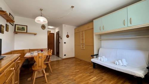 塞斯特雷Hostdomus- Terrace Apartment的一间设有床铺和桌子的房间