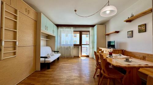 塞斯特雷Hostdomus- Terrace Apartment的一间带桌椅的房间和一间卧室