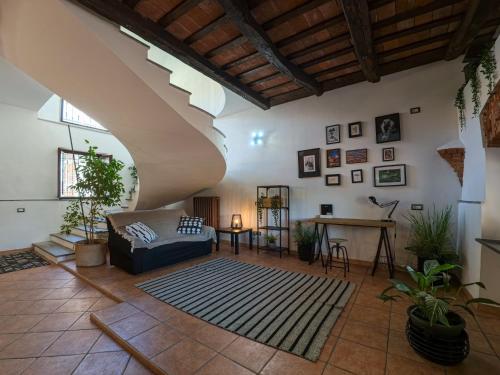 a living room with a couch and a table at Villa con terrazzo e cortile privato 200m2 pet friendly in Lignana