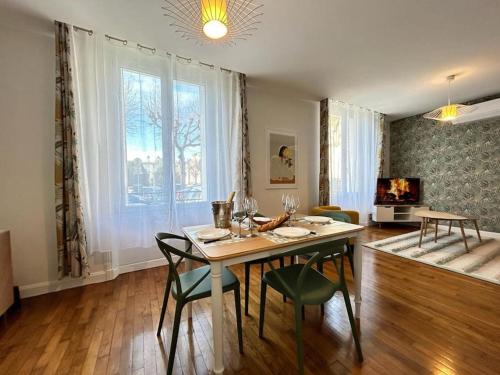 une salle à manger avec une table et des chaises dans une pièce dans l'établissement Forum Flower spacieux T2 au coeur de la ville, à Reims