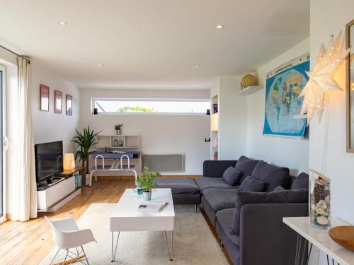 un salon avec un canapé et une table dans l'établissement Holiday Home Ty Louen by Interhome, à Locquirec