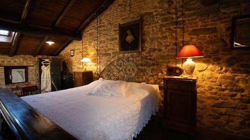 Una cama o camas en una habitación de Borgo Santuletta