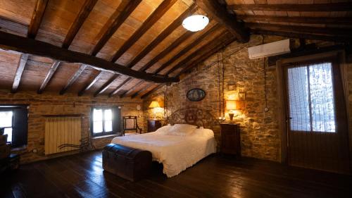 Una cama o camas en una habitación de Borgo Santuletta