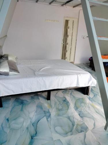 Una cama o camas en una habitación de Thotadha Mane A-Frame Cabin