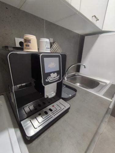 une cuisine avec une cafetière sur le comptoir dans l'établissement Pesacka Zona Apartment, à Novi Pazar