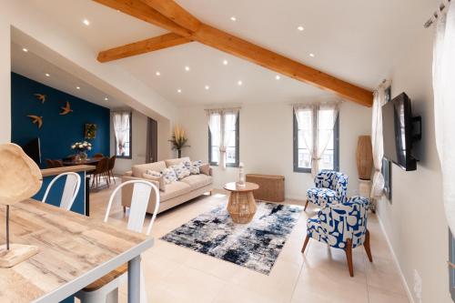 a living room with a couch and a table at Belles Fleurs du Temple in Eymet