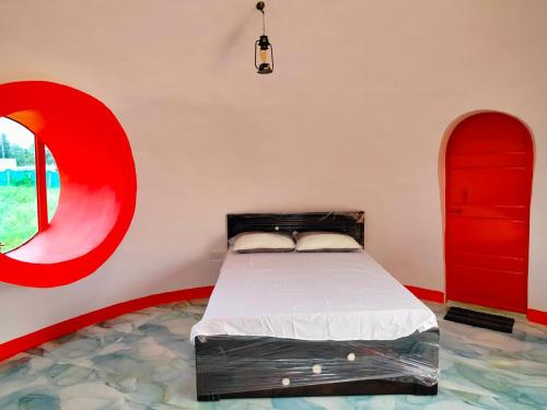 Una cama o camas en una habitación de Thotadha Mane A-Frame Cabin