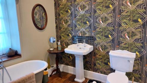 une salle de bain avec toilettes, lavabo et baignoire dans l'établissement B&B Maison de Ville Lubersac, à Lubersac