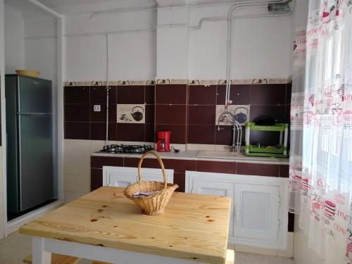 a kitchen with a table with a basket on it at Appartement chic à louer in Bejaïa