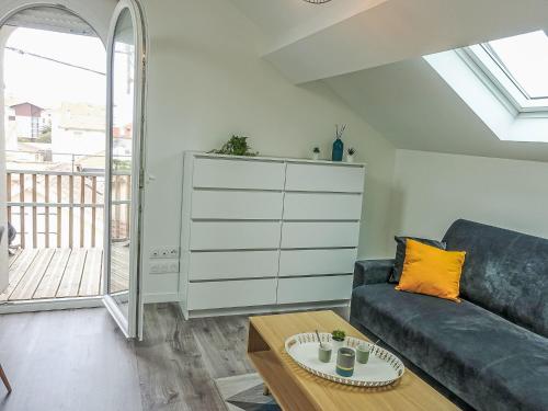 un salon avec un canapé et une table dans l'établissement Studio Cap Océan-17 by Interhome, à Capbreton