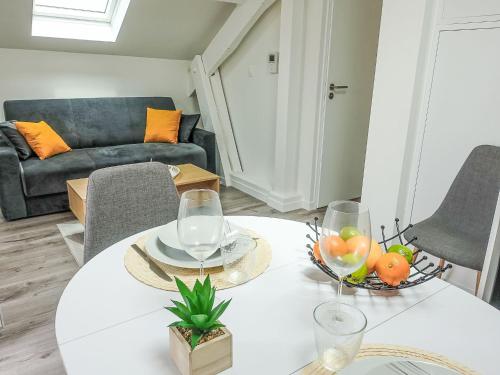 - un salon avec une table blanche et un bol de fruits dans l'établissement Studio Cap Océan-17 by Interhome, à Capbreton