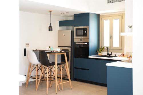 Η κουζίνα ή μικρή κουζίνα στο Apademia Skyros Luxury Apartment