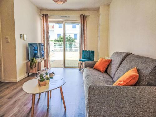 un salon avec un canapé et une table dans l'établissement Apartment Cap Océan-6 by Interhome, à Capbreton