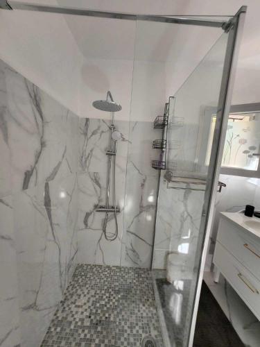 une salle de bain avec douche et toilettes dans l'établissement Les Rosières Sainte Maxime-Golf de Saint Tropez, climatisée, à Sainte-Maxime