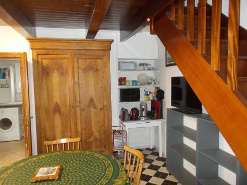 une cuisine avec une table et un escalier dans une maison dans l'établissement Ty Cap-Horniers, à Île-de-Batz