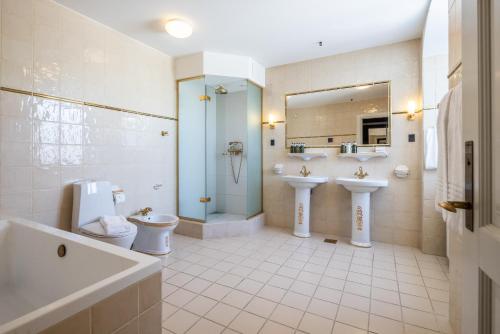 Koupelna v ubytování Hotel Royal