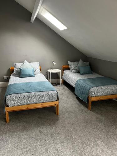 two beds in a attic room with sidx sidx sidx sidx at Knavesmire in York