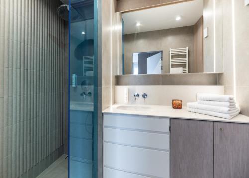 a bathroom with a sink and a shower at Apartamenty na Półwyspie Wydma&Las in Jastarnia